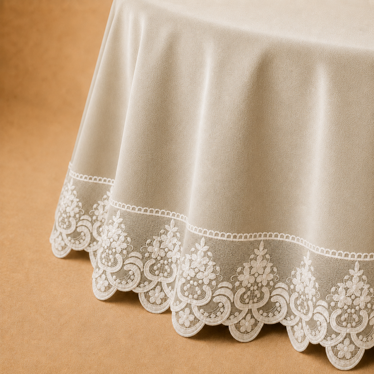Dettaglio del tessuto effetto velluto Panna con pizzo Rebrodé bianco che prosegue oltre il bordo