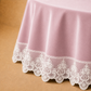 Dettaglio del tessuto effetto velluto Rosa con pizzo Rebrodé bianco che prosegue oltre il bordo