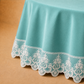 Dettaglio del tessuto effetto velluto Tiffany con pizzo Rebrodé bianco che prosegue oltre il bordo
