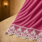 Dettaglio tessuto effetto velluto Fucsia e pizzo Rebrode bianco